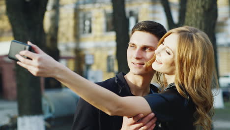 Junge-Und-Mädchen-Machen-Selfie-In-Der-Stadt-HD-Video