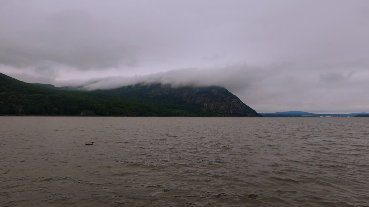 뉴욕 주 허드슨 계곡에 있는 허드슨 강 여름 시간 경과 구름 머리 위로 이동