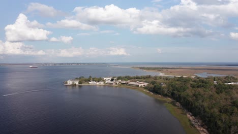 Toma-Aérea-Amplia-De-Fort-Johnson-Con-Fort-Sumter-En-La-Distancia-En-El-Puerto-De-Charleston,-Carolina-Del-Sur