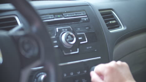 Pulsando-Botones-Y-Girando-El-Dial-De-Volumen-En-Una-Radio-De-Coche