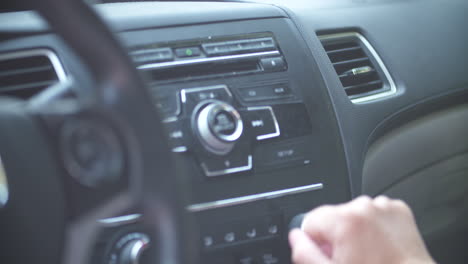 pulsando botones y girando el dial de volumen en una radio de coche