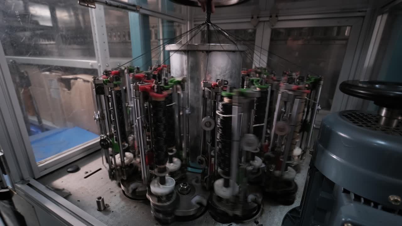 máquina de trenzado moderna vertical de alta velocidad. equipo para hacer trenzas de alambre metálico.