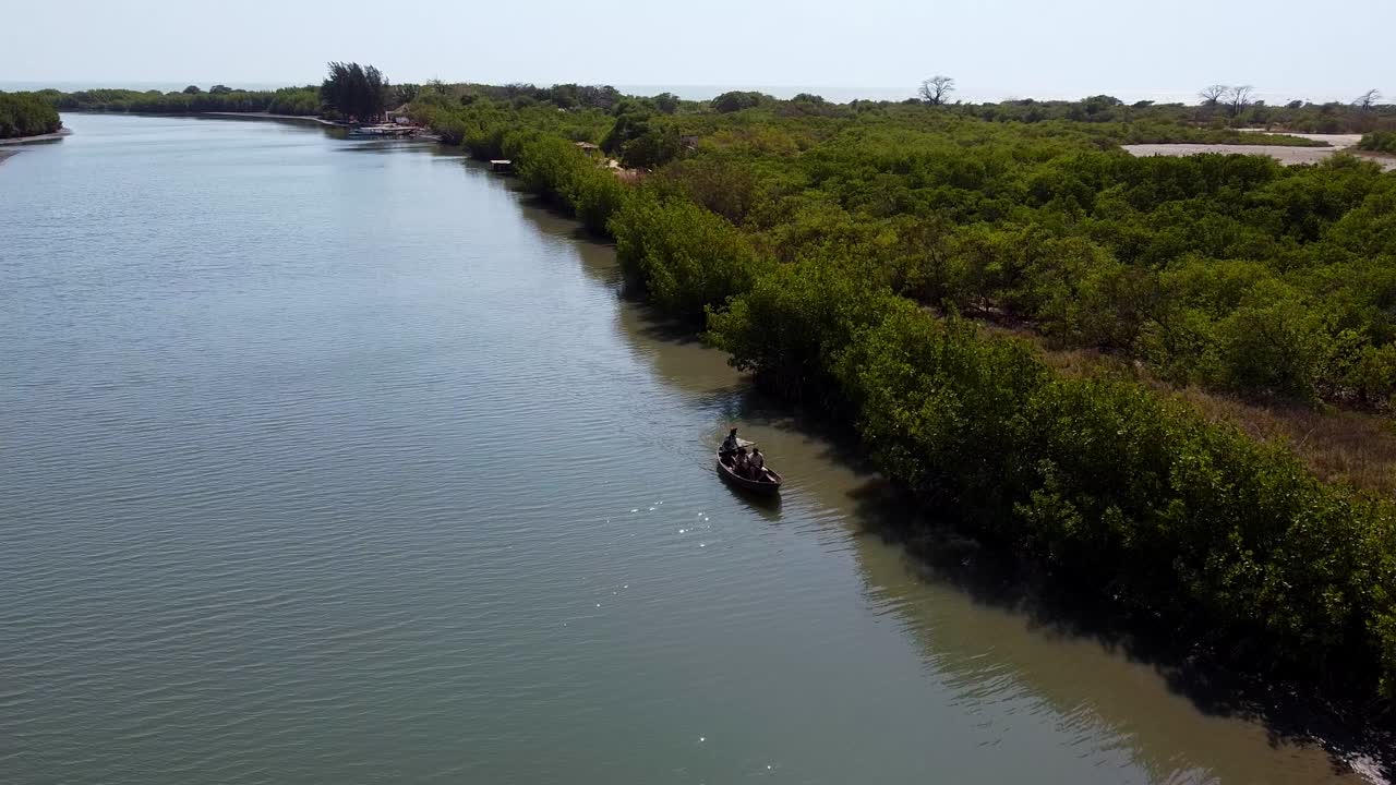 vista aérea de turistas locales haciendo un paseo en canoa por el río gambia tomada en stala adventures, kartong - la gambia