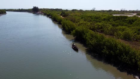 Vista-Aérea-De-Turistas-Locales-Tomando-Un-Paseo-En-Canoa-Por-El-Río-Gambia-Disparado-En-Stala-Aventuras,-Kartong---Gambia