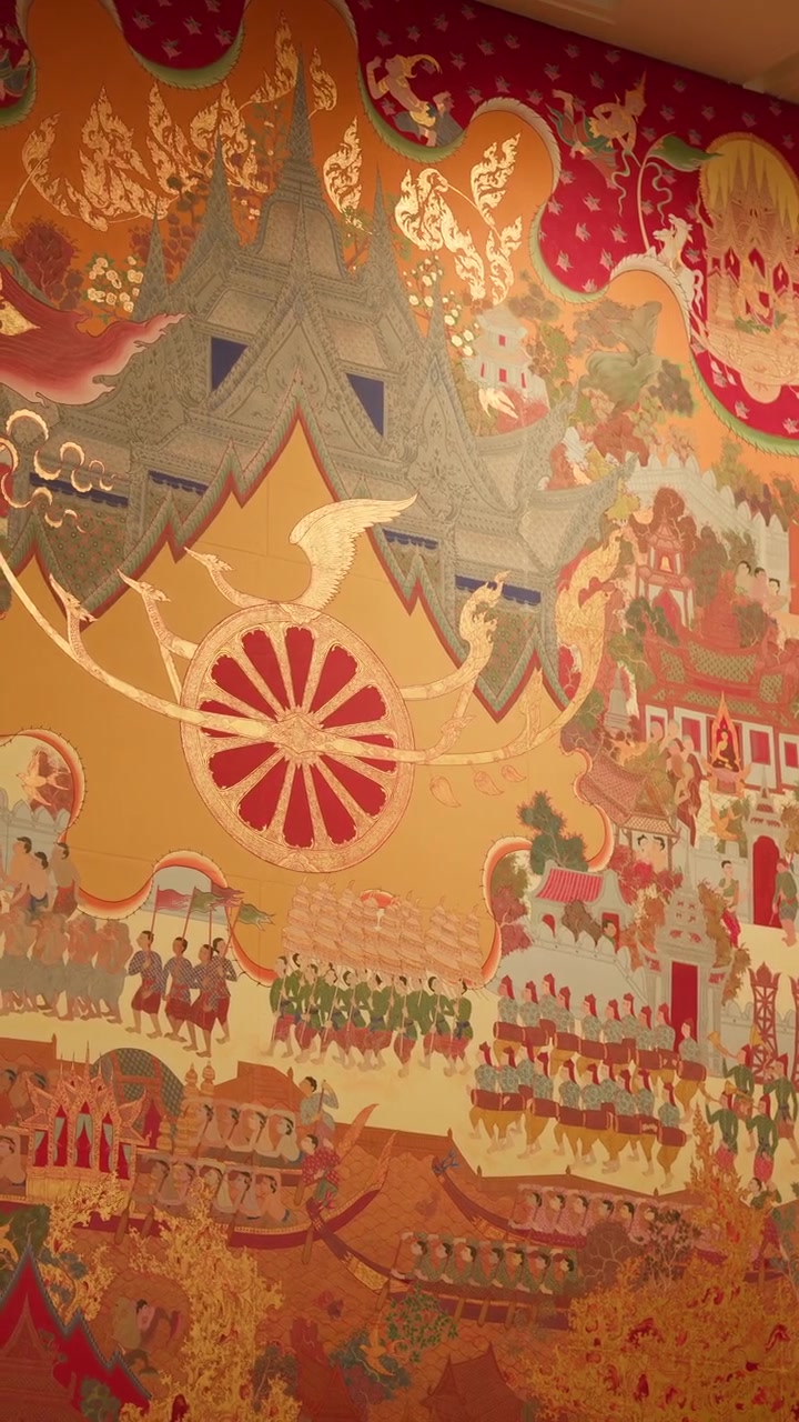 Un murale di tempio thailandese riccamente dipinto a Bangkok, Thailandia. 4K 60fps