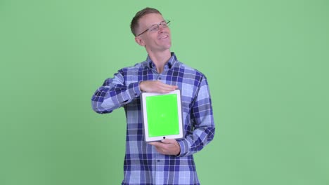 retrato de un hombre hipster con gafas