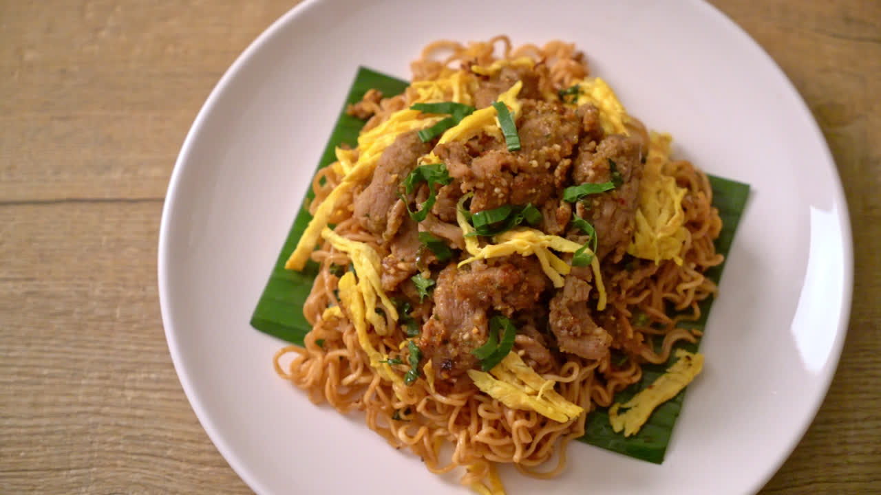 Mie instan goreng dengan daging babi dan telur