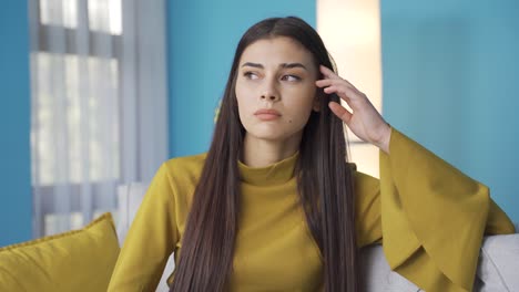 mujer joven confundida pensando, haciendo planes en su mente, pensando idea.