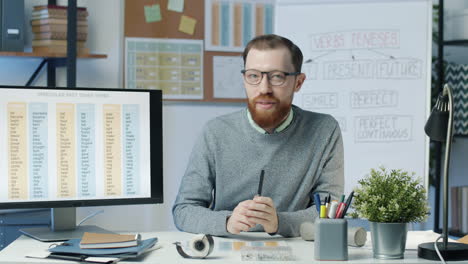 teacher explaining past tense verbs