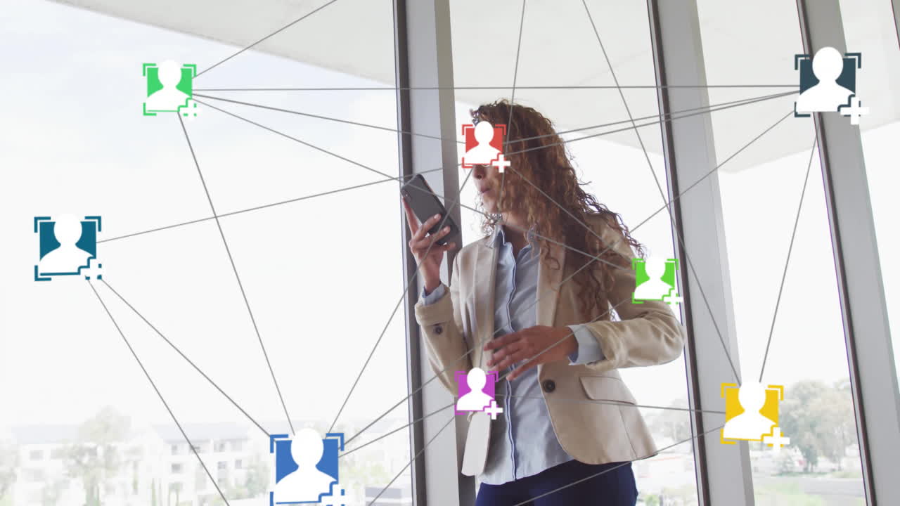 animación de iconos de los medios sobre una mujer de negocios biracial hablando en teléfono inteligente