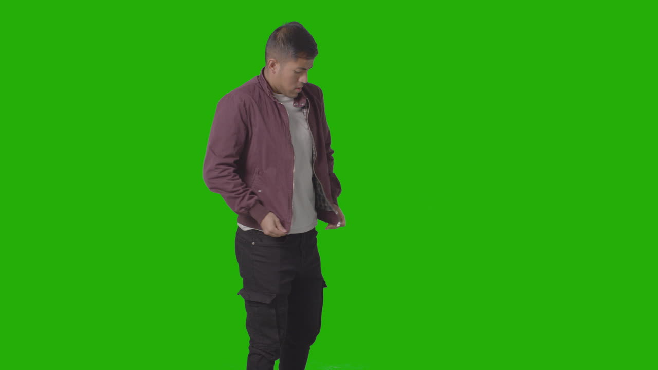 녹색 화면 1에 대 한 코트를 하 고 부담 없이 옷을 입고 차가운 떨리는 젊은 남자의 3/4 길이 초상화