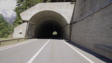 conduciendo por el paso de simplon en suiza