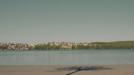 junges skatermädchen überquert den bildschirm und geht an einem schönen blick auf den fluss vorbei