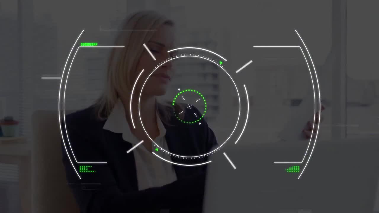 animación de escaneo de alcance y procesamiento de datos sobre una mujer de negocios que usa una tableta