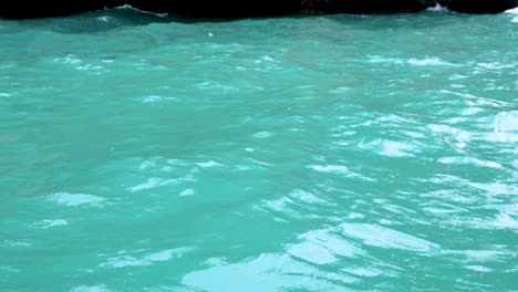 las olas turquesas del mar se mueven suavemente en krabi, tailandia.