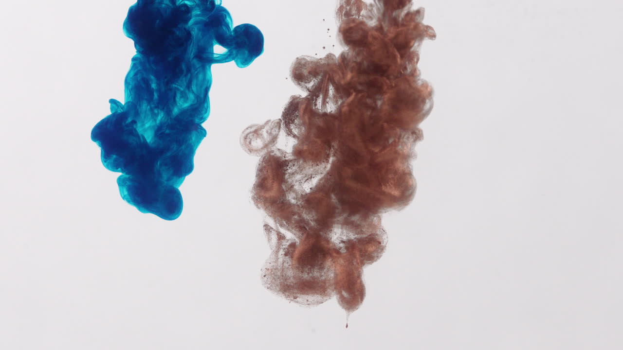 tinta metálica de bronce y azul intenso índigo chorro de tinte, salpicando en la pantalla, cayendo y flotando