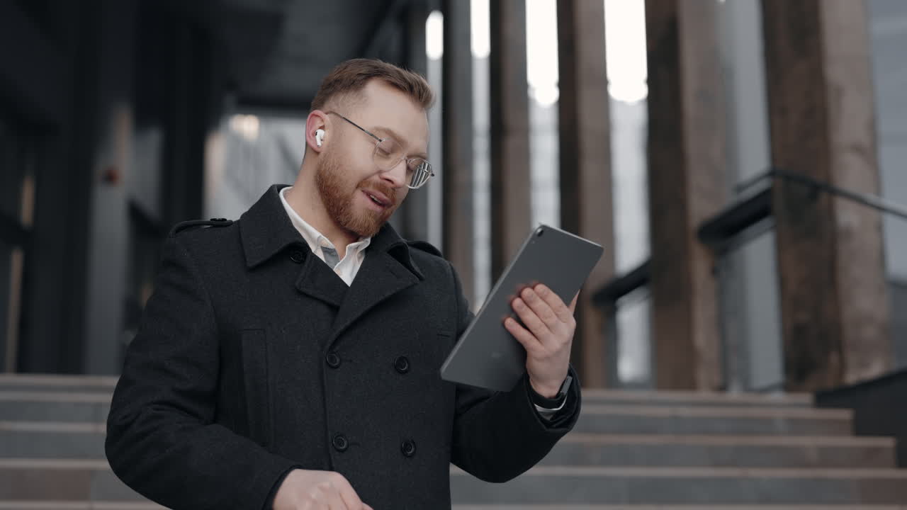 야외에서 태블릿을 사용하는 사람