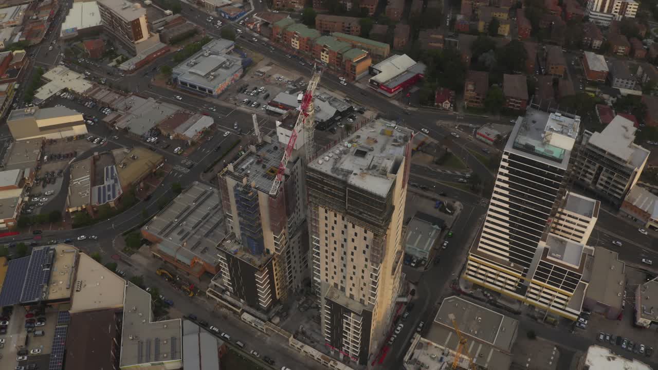 vista aérea desde arriba de un complejo de apartamentos de condominios en construcción