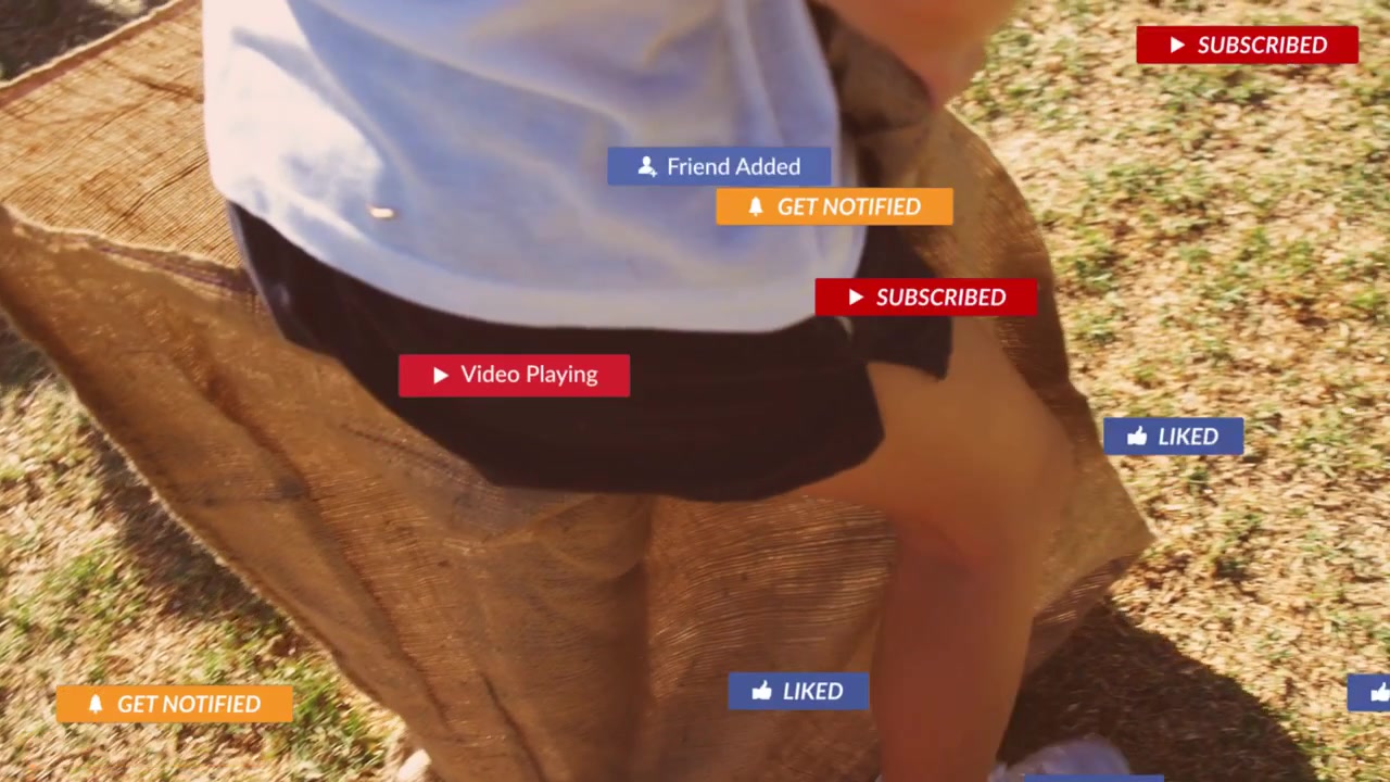 Bildirimler beliriyor, çocuk çuvalı kapıp içine girip zıplayarak etkileşim kazanıyor.