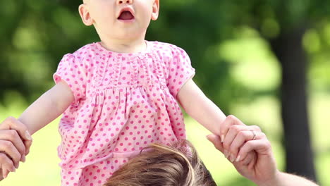 Glückliche-Mutter-Spielt-Mit-Ihrem-Kleinen-Mädchen-Im-Park