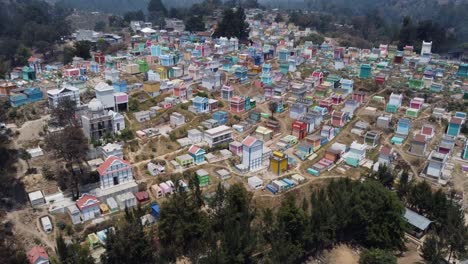 criptas de mausoleos de diferentes tamaños en el cementerio de la ladera de una colina en guatemala