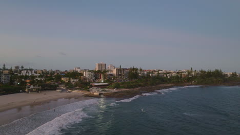 Nightfall-On-Sunshine-Coast-Coastal-Town-Drone-Zooming-Out-From-Beach-View-Apartments-To-Ocean,-4K-Australia