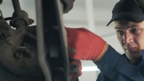 mecánico de automóviles trabajando en un freno de vehículo