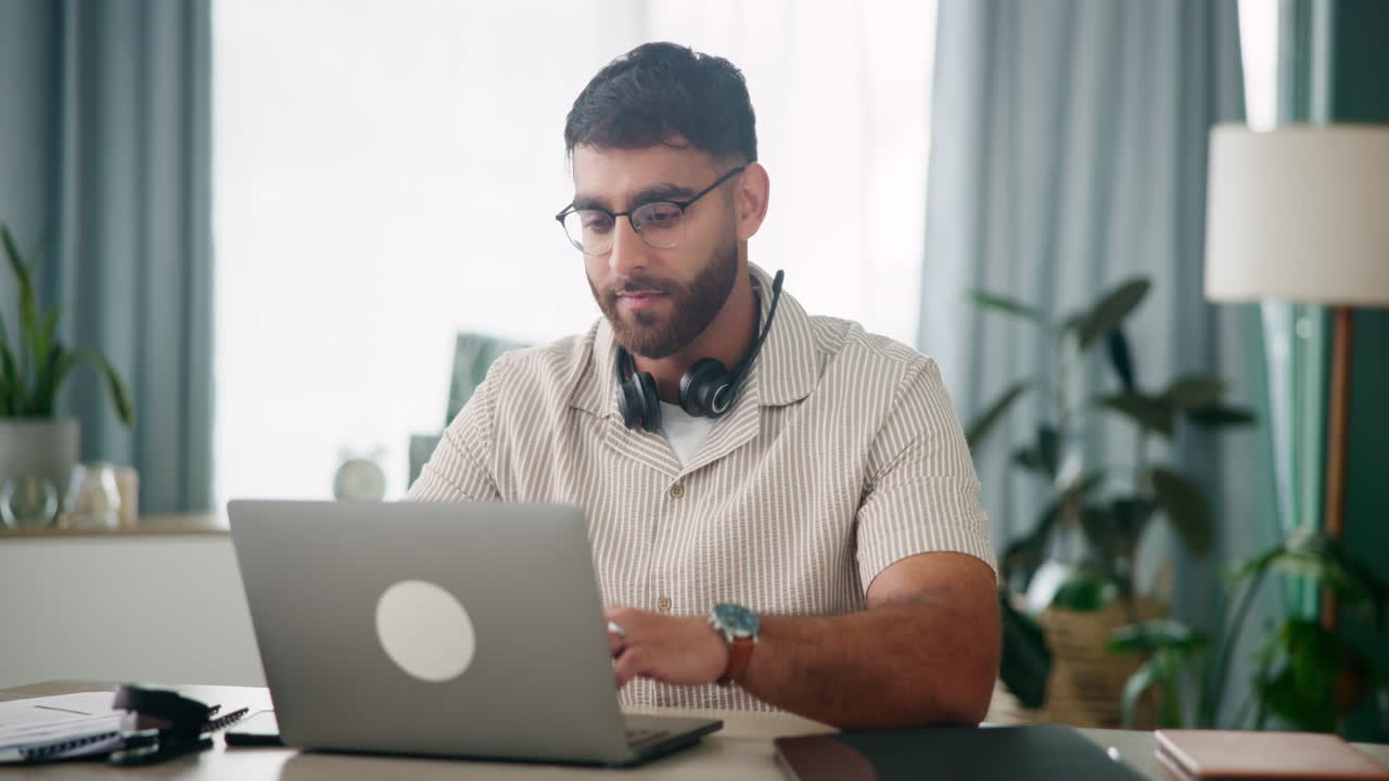 hombre trabajando en una computadora portátil en la oficina del hogar