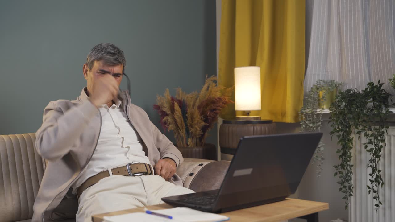 el viejo mirando la computadora portátil se frustra.