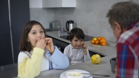dos niños pequeños están juntos con el abuelo, en cámara lenta