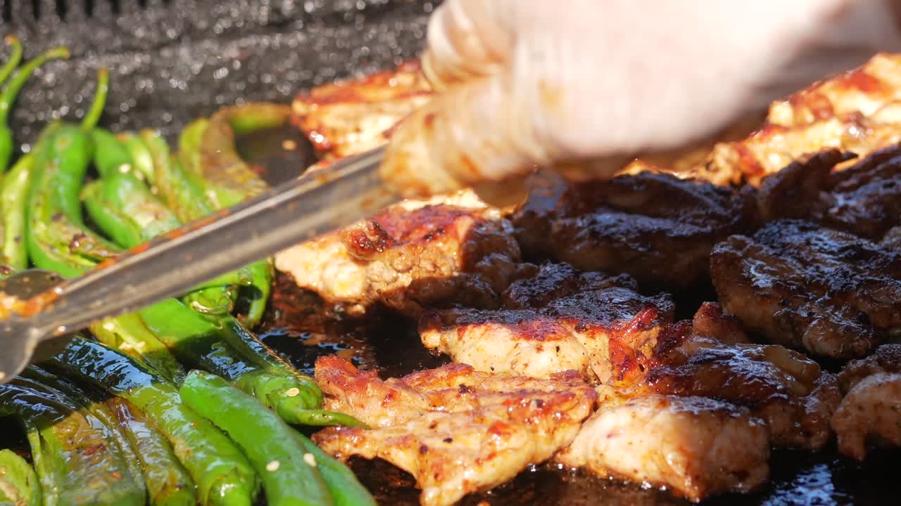 그릴 에 김 과 초록 고추