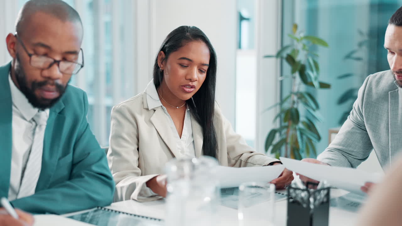 Riunione di lavoro tra professionisti diversi