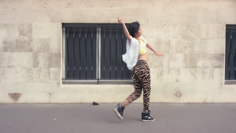 contemporánea funky mujer asiática bailarina de calle bailando freestyle en la ciudad