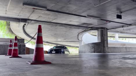 garaje de estacionamiento subterráneo con un coche