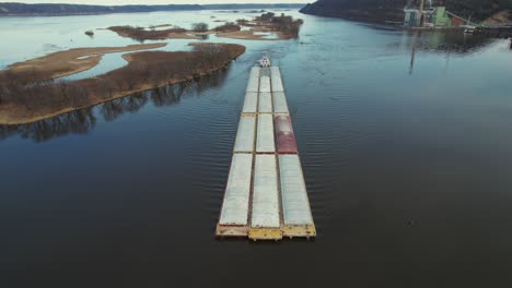 Approaching-Lansing,-Iowa,-a-towboat-pushing-barges-north-on-the-Mississippi-River-6