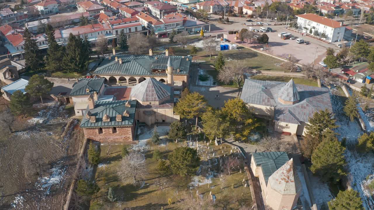 vista aérea de la tumba de haci bektas veli en nevsehir. imágenes en 4k en turquía