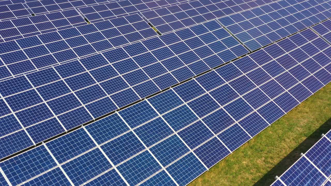 вид сверху на новую солнечную электростанцию