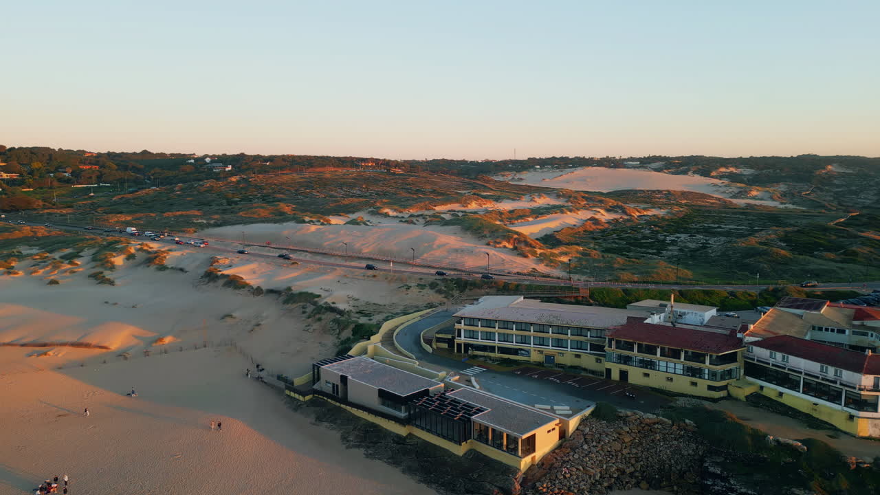 드론 뷰 모래 바가에 아한 리조트 저녁 빛에. 자동차 타는 도로.