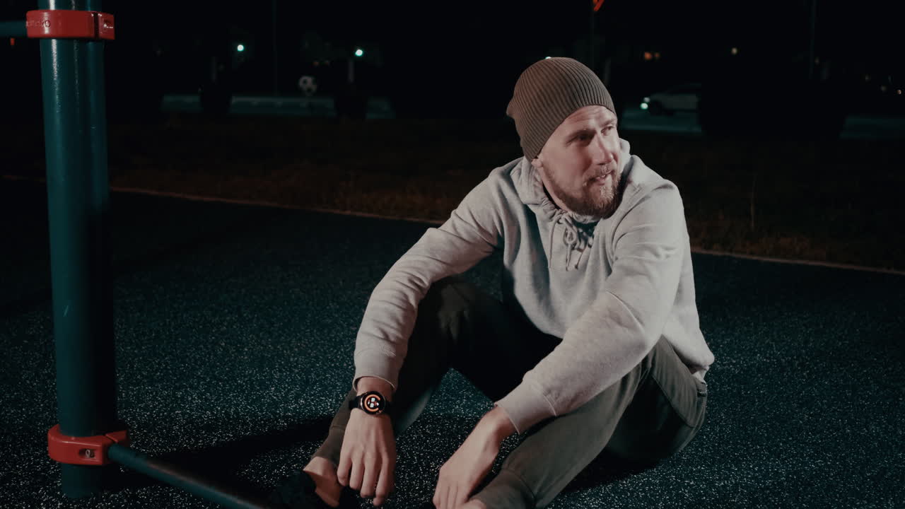 hombre sentado en un gimnasio del parque