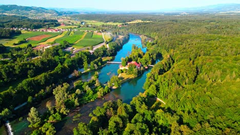 Malerische-4K-Drohnenaufnahmen-Der-Burg-Otočec-In-Wunderschönem-Sonnigen-Licht