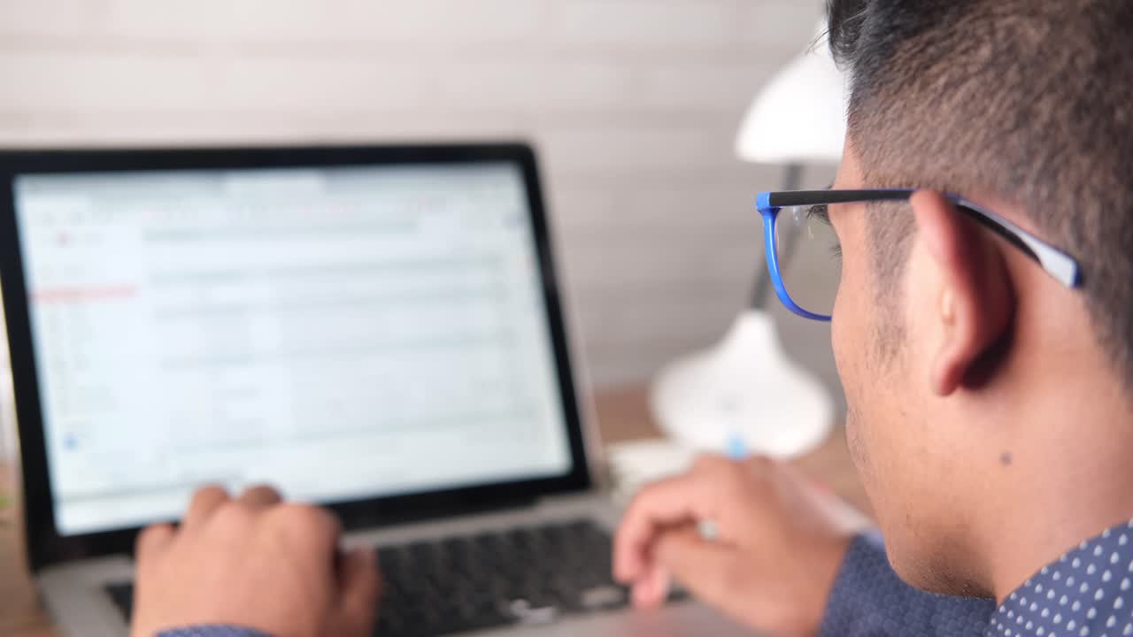 hombre trabajando en una computadora portátil