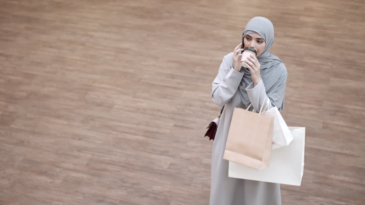 Wanita Berbelanja di Mal