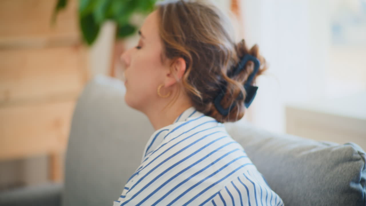 슬픈 사업가 여성이 노트북을 닫습니다.