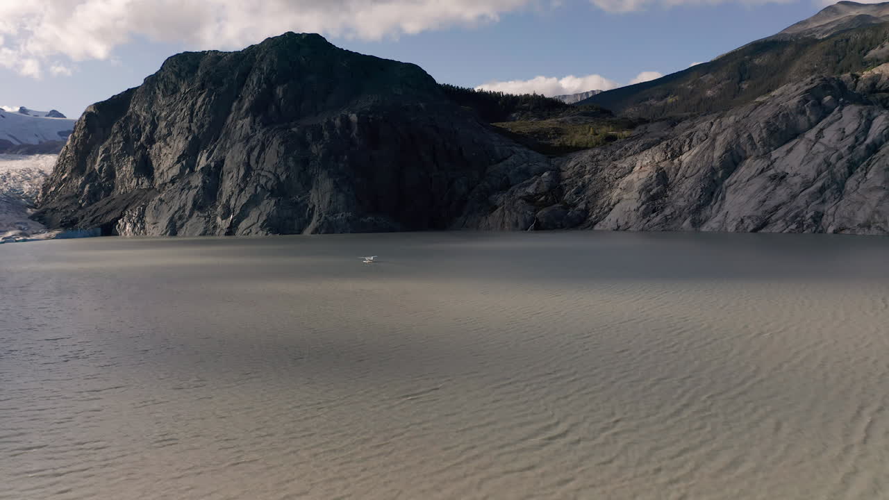영국 컬럼비아 산맥의 빙하 호수에서 해상 비행기의 드론 이 이륙하기 전에