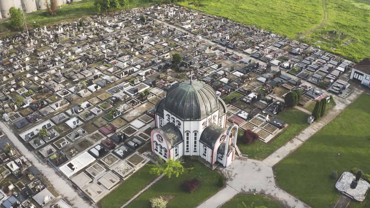 volando alrededor del objeto y filmando la iglesia y el cementerio