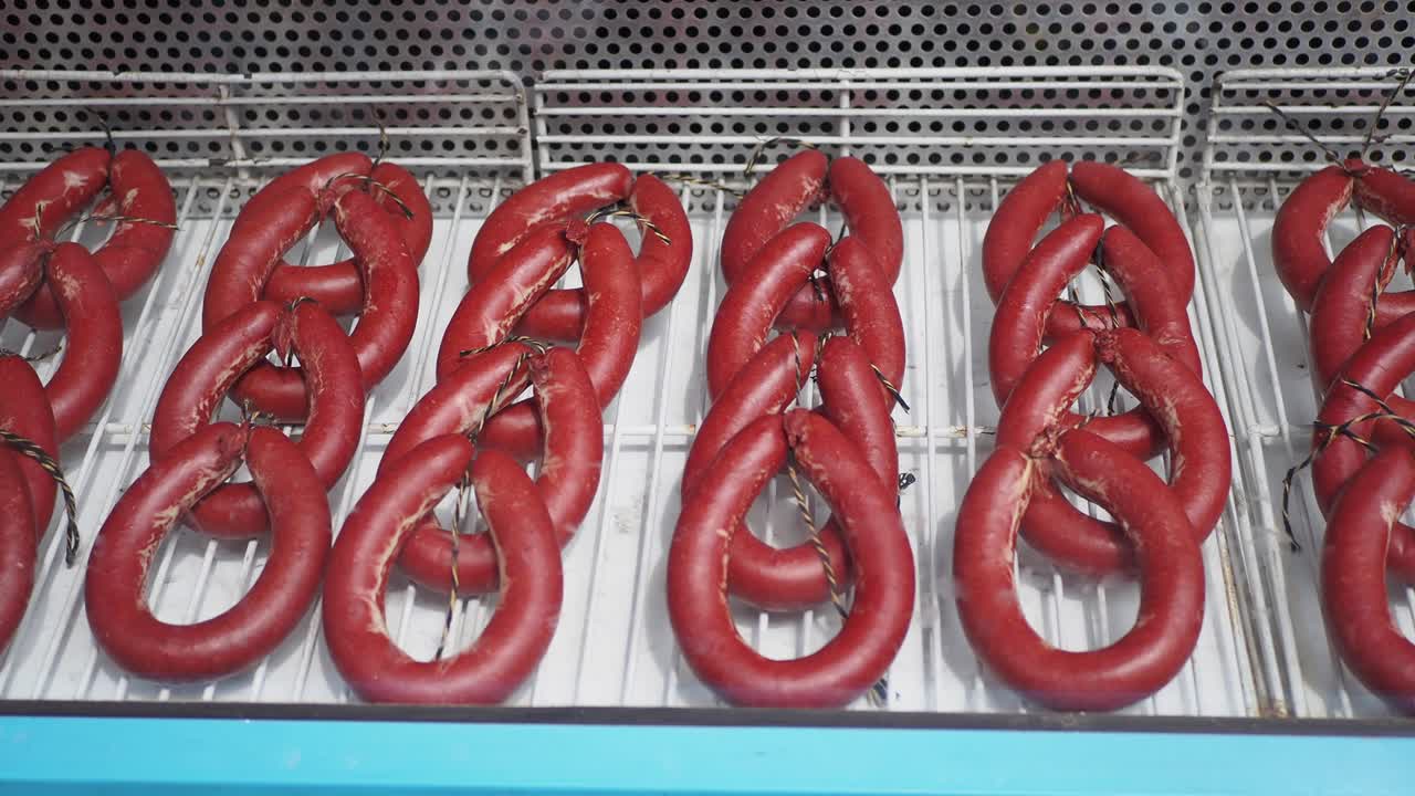 Présentation de saucisses turques Sucuk sur un marché