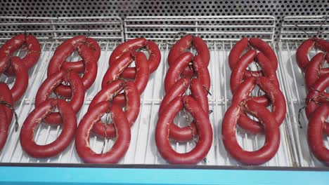 exhibición de salchichas sucuk turcas en un mercado
