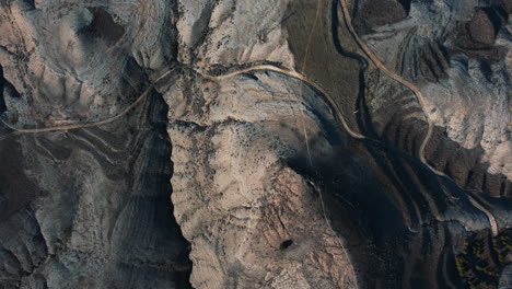 vista aérea de un terreno montañoso escarpado con senderos