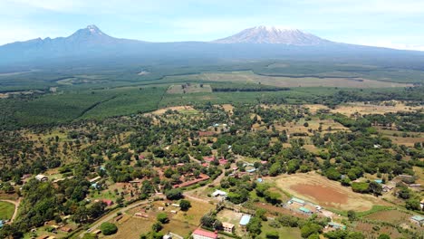 vista aérea de drones mercado al aire libre en la ciudad de loitokitok, kenia y monte kilimanjaro- pueblo rural de kenia