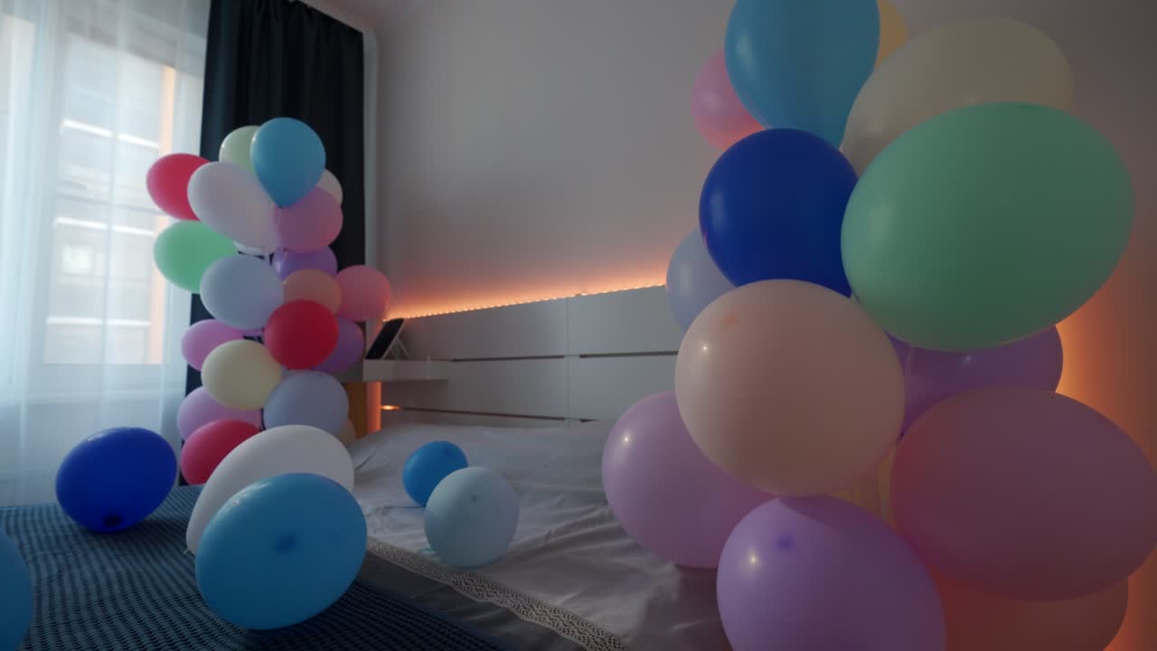 cama decorada con globos de colores en el dormitorio, celebrando el día de san valentín, la fecha romántica y las vacaciones.